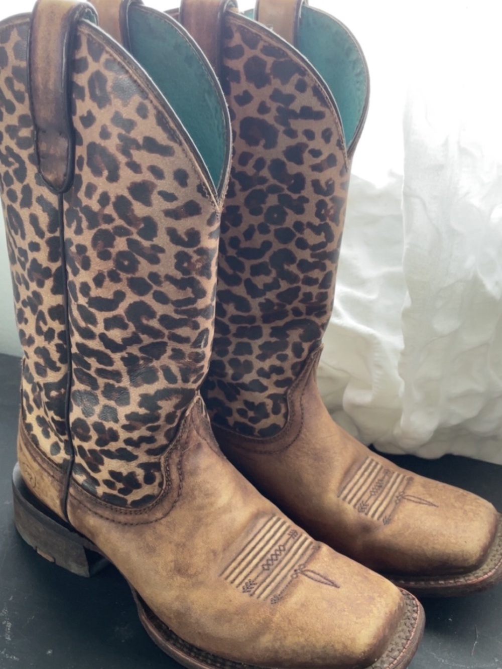 Ariat Size 8 Western Casual Shoes Worn Once Country Concert Ready